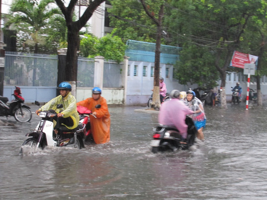 
Nhiều xe máy bị chết máy trên đường Quang Trung nên đành phải dắt bộ
