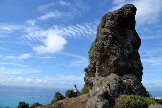 
Tháp đá do tự nhiên hình thành trên đỉnh núi Thới Lới. Ảnh: Tử Trực
