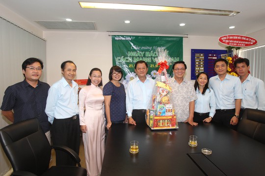
Đảng ủy khối Dân Chính Đảng, công đoàn viên chức, cựu chiến binh, đoàn thanh niên TP HCM chúc mừng Báo Người Lao Động
