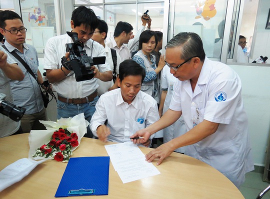 
TS-BS Nguyễn Thanh Hùng, Giám đốc BV Nhi Đồng 1, chuyển giao sổ tiết kiệm 1,29 tỉ đồng và hơn 350 triệu đồng tiền mặt từ các nhà hảo tâm cho cha ruột của cháu bé “văng khỏi bụng mẹ” vào năm 2014 trước sự chứng kiến của chính quyền địa phương và các cơ quan truyền thông
