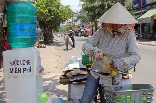 
Làm việc cật lực giữa nắng gắt nhưng thu nhập ít ỏi. Những bình nước miễn phí trên nhiều tuyến đường ở Sài Gòn giúp giải nhiệt, giảm chi phí hàng ngày của những lao động nghèo.
