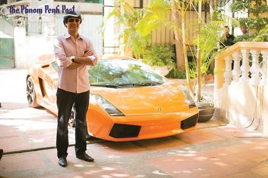 
Howric Ghotbi bên cạnh chiếc Lamborghini Gallardo của mình. Ảnh: Phnom Penh Post.
