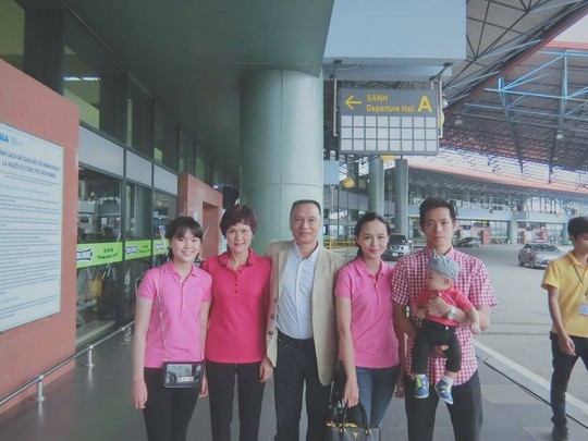 Tiền đạo Văn Quyết của CLB Hà Nội T&T cùng gia đình ra tiễn chủ tịch Sài Gòn FC – ông Nguyễn Giang Đông, cha vợ của Văn Quyết