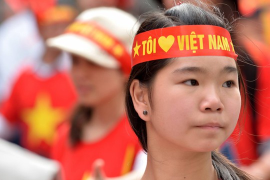 
Một thiếu nữ Việt Nam sống tại Nhật Bản hô to khẩu hiệu: :Hoàng Sa, Trường Sa là của Việt Nam .Trung Quốc hãy nhanh chóng rút ra khỏi Việt Nam
