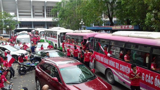 6 xe buýt, 14 ô tô cùng hàng trăm xe máy được CĐV Hải Phòng dùng làm phương tiện đi cổ vũ đội nhà