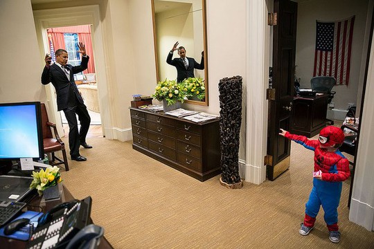 
Tổng thống Obama vui đùa với một em bé trong trang phục người nhện tại nơi làm việc ở Nhà Trắng
