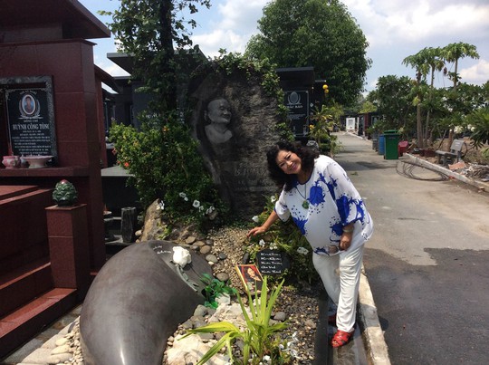 NSND Kim Cương viếng mộ mẹ - cố NSND Bảy Nam v&agrave; đặt quyển hồi k&yacute; l&ecirc;n mộ với niềm vui b&aacute;o c&ocirc;ng th&agrave;nh quả của b&agrave; sau nhiều năm viết quyển s&aacute;ch n&agrave;y