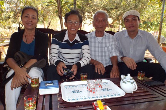 
Các LS gặp gỡ ông Huỳnh Văn Truyện (cha ông Nén, thứ 2 từ phải sang) trước ngày ông Nén được công khai xin lỗi (Ảnh: LS Quynh)

