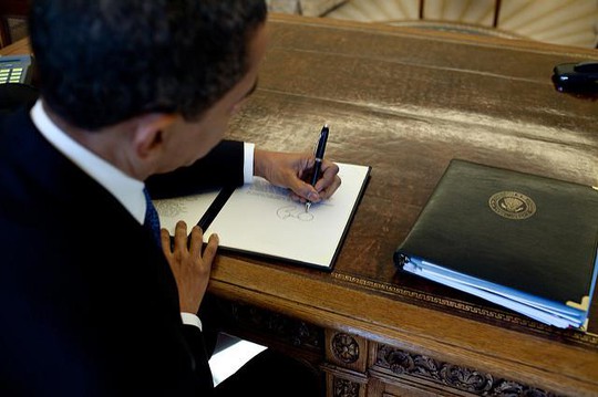 
Tổng thống Obama ký bằng tay trái
