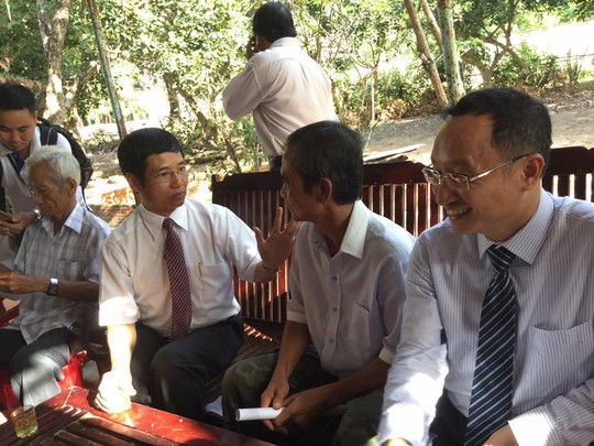 Ông Huỳnh Văn Nén (thứ 2 từ phải sang) đang trao đổi với các LS về các khoản cần bồi thường (Ảnh: LS Nguyễn Văn Quynh)