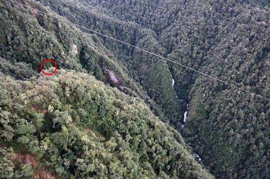 
Vị trí phát hiện thi thể du khách trong một khe vực gần 2 thác nước nhỏ (khu vực khoanh đỏ) và cáp treo công vụ chạy dọc bên trên
