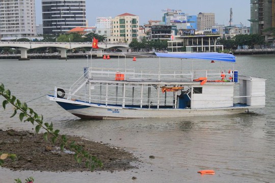 
Chiếc tàu này lọt khỏi mắt của cả chục cán bộ TP Đà Nẵng
