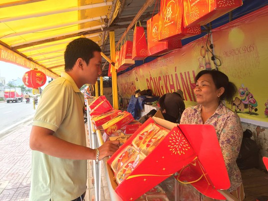 Một sạp bánh trung thu trên đường Phạm Văn Đồng đã mở bán giữa tháng 6, sớm hơn Tết trung thu 3 tháng.