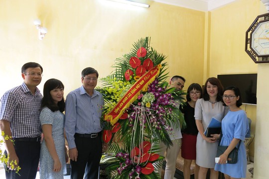 
Phó Chủ tịch Thường trực Tổng LĐLĐ Việt Nam Trần Thanh Hải (thứ ba thừ trái qua) đến thăm, chúc mừng Báo Người Lao Động tại Văn phòng đại diện tại Hà Nội.

