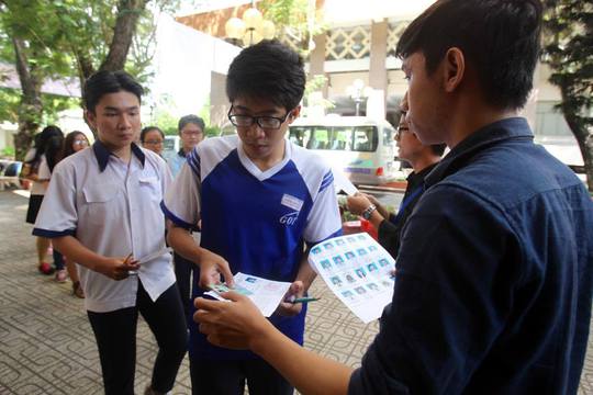 
Kiểm tra thẻ dự thi trước khi vào phòng thi môn ngoại ngữ, tại điểm thi Trường ĐH Khoa học Tự nhiên TP HCM. Ảnh: Hoàng Triều
