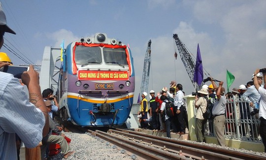 Đoàn tàu qua cầu Ghềnh trong lễ khánh thành