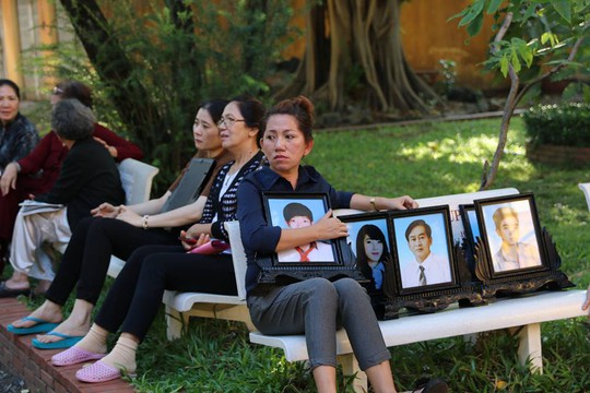 
Ngay từ sáng sớm, người thân của gia đình ông Lê Văn Mỹ đã đến dự tòa phúc thẩm cùng di ảnh của 6 nạn nhân
