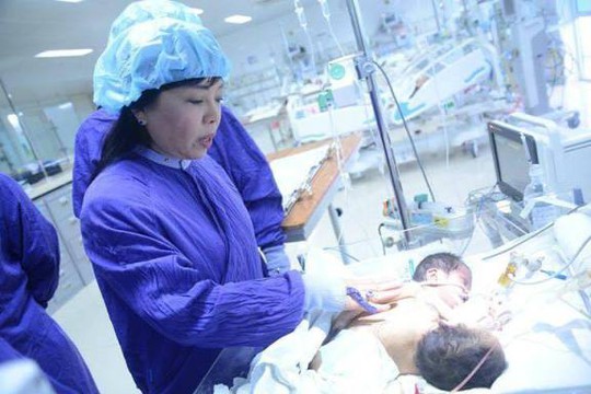 Bộ trưởng Y tế Nguyễn Thị Kim Tiến thăm cặp song sinh