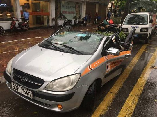 
Chiếc taxi sau khi được giải cứu - Ảnh: Nguyễn Hưởng

