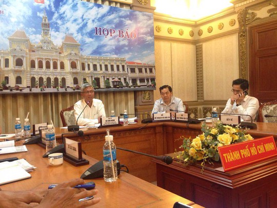 
Chánh Văn phòng UBND TP Võ Văn Hoan (bài trái) chủ trì buổi họp báo trưa 1-8
