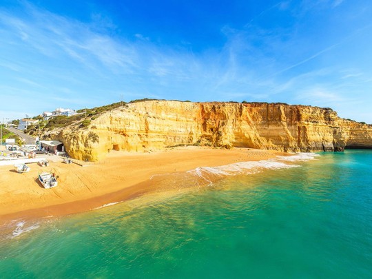 
Praia de Benagil là một bãi biển nhỏ nằm giữa các vách đá ở đáy thung lũng tại Algarve, Bồ Đào Nha. Từ đây, du khách có thể khám phá các hang biển và vách đá lân cận.
