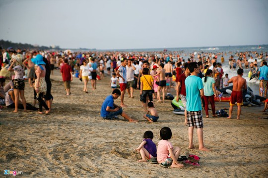 
Bãi biển càng về chiều càng đông người do nắng tắt dần.
