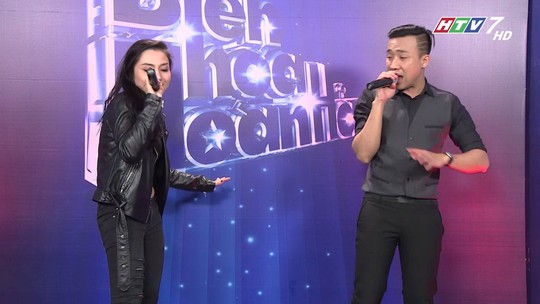 Giám khảo Trấn Thành hướng dẫn cho thí sinh “Biến hóa hoàn hảo” bắt chước giọng hát của ca sĩ Phương Thanh (Ảnh cắt từ video của chương trình)