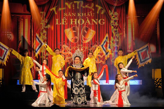 NSND Bạch Tuyết với vai diễn Thái hậu Dương Vân Nga trên sân khấu cải lương Lê Hoàng