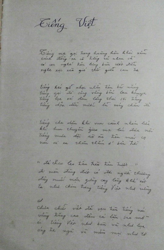 
Một trang viết tay của tác giả Lưu Quang Vũ, chép bài thơ “Tiếng Việt” (Ảnh chụp lại do gia đình cung cấp)
