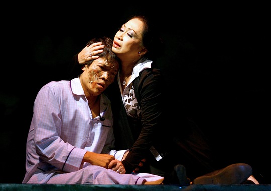 Cảnh trong vở “Điện thoại lúc nửa đêm” của đạo diễn Thu Huyền tại sân khấu Nhà hát Thế Giới Trẻ