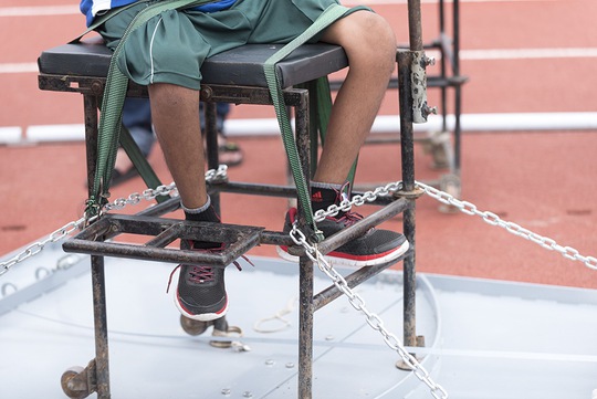 
Bức ảnh miêu tả tư thế ném đĩa của VĐV khuyết tật bị liệt hai chân. Ảnh: Nguyễn Phước Lộc
