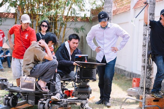 D.O.P James Ngô (thứ hai, bên phải) tác nghiệp trên trường quay. (Ảnh từ Facebook của nhân vật)