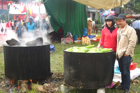 Luộc bắp trong ngày ngày hội