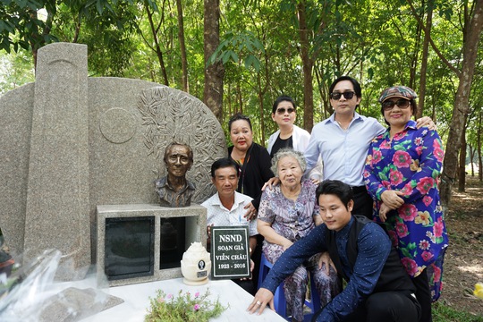 
Các nghệ sĩ: Lệ Thủy, Ngọc Giàu, Kim Tử Long... và vợ của cố NSND Viễn Châu bên cạnh mộ phần của ông tại Hoa viên Nghĩa trang Bình Dương
