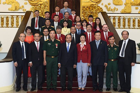 Thủ tướng chụp ảnh với các đại biểu tại buổi gặp mặt