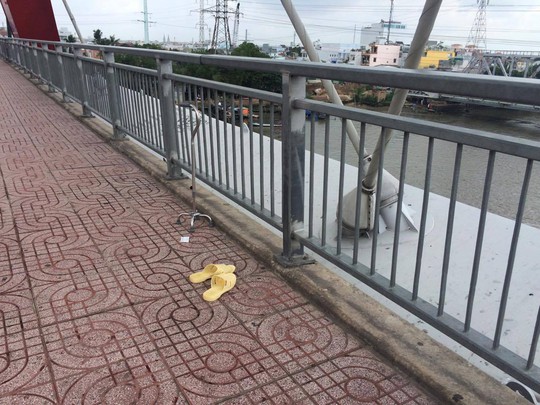 
Người đàn ông để lại đôi dép, 1 chiếc ví trên cầu Bình Lợi mới cùng cây gây bằng inox rồi đột ngột nhảy xuống sông Sài Gòn

