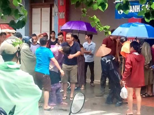 
Nguyễn Tường Tri bị người dân bắt giữ - Ảnh: CTV
