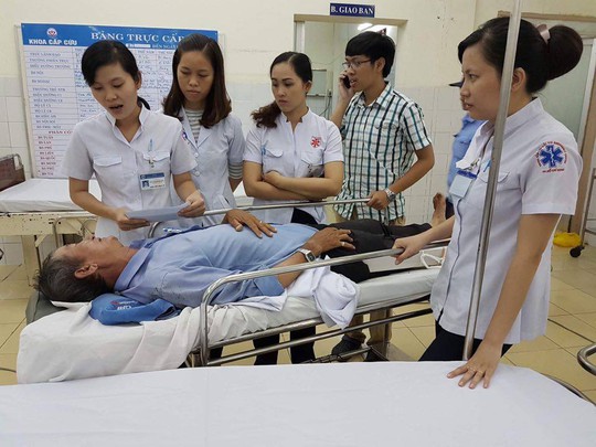 Cụ ông Lâm Kim Hồng được đội cấp cứu ngoại viện của Trung tâm Cấp cứu 115 TP HCM đưa đến Bệnh viện Trưng Vương (ẢNH DO TRUNG TÂM CẤP CỨU 115 TP HCM CUNG CẤP)