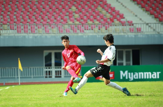 
Hàng công U19 Việt Nam tấn công bế tắc
