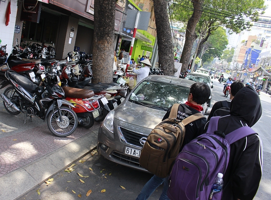 
Buôn bán tấp nập, bãi giữ xe đông đúc trên vỉa hè và ô tô, taxi chờ khách xếp hàng dài trên đường Nguyễn Thị Minh Khai (quận 1) đẩy người đi bộ ra lòng đường nguy hiểm.
