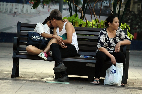 
Đôi bạn trẻ vô tư thể hiện tình cảm một cách thái quá nơi công cộng.
