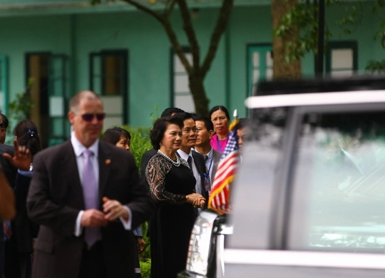 
Chủ tịch Quốc hội Nguyễn Thị Kim Ngân, Thứ trưởng Bộ Ngoại giao Hà Kim Ngọc tiễn Tổng thống Obama khỏi Phủ Chủ tịch - Ảnh: Lam Phương
