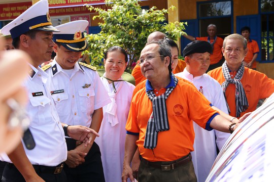 
Ông Nguyễn Hoàng Năng tặng quà cho các chiến sĩ trên đảo Thổ Chu
