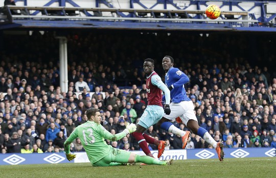 Lukaku (phải) có nhiều cơ hội giúp Everton phá lưới đội bóng cũ Chelsea khi tái đấu vào tối 12-3 Ảnh: REUTERS