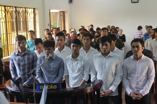 Các bị cáo ra tòa hôm 11-3, bìa phải hàng đầu là Phạm Hữu Phát, người bị tuyên án cao nhất với 6 năm tù Ảnh: XUÂN HOÀNG