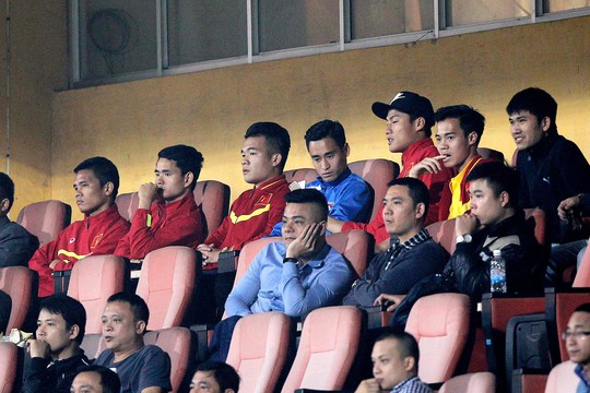 Hàng trên cùng: Văn Thắng (bìa trái) và Hồng Quân (đội nón) xem tuyển Việt Nam đấu giao hữu thắng Than Quảng Ninh 4-0 Ảnh: HẢI ANH