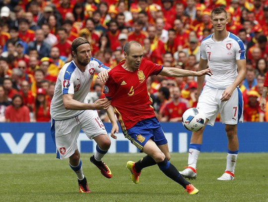 Iniesta (giữa) làm khổ hàng thủ CH Czech bằng những đường chuyền sắc sảo Ảnh: REUTERS