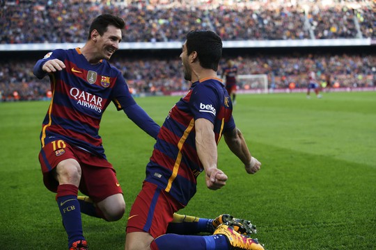 Messi (trái) và Suarez góp công lớn giúp Barca lội ngược dòng thắng Atletico Madrid 2-1Ảnh: REUTERS