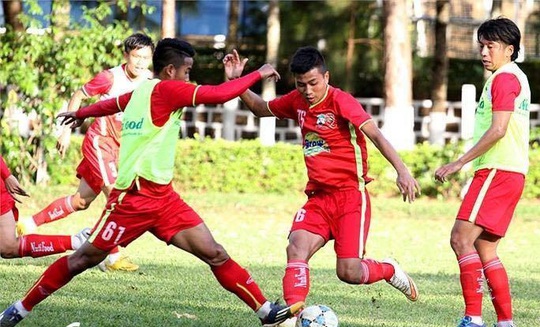 Tiền đạo Đinh Thanh Bình (giữa) được HLV Nguyễn Quốc Tuấn cho thử lửa trong 4 phút cuối trận gặp Thanh Hóa