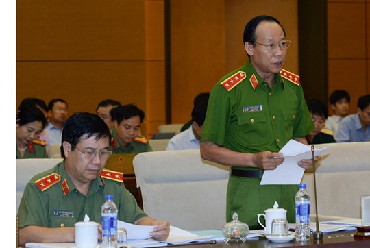 
Thượng tướng Lê Quý Vương, Thứ trưởng Bộ Công an, trình bày dự thảo Luật Công an xã - Ảnh: Nguyễn Nam
